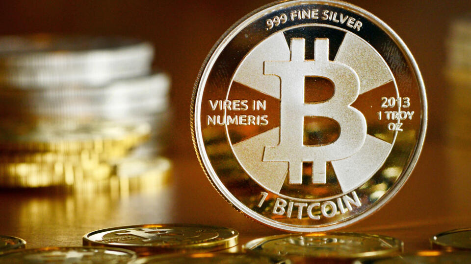 WA 69 archív Berlín - Na archívnej snímke z 28. novembra 2013 minca kryptomeny bitcoin. Bitcoin sa opäť posilňuje a jeho cena sa dostala na nové rekordné maximum, keď v sobotu 13. marca 2021 prvýkrát prekonala hranicu 60.000 USD (50.280,73 eura). Dôvodom je optimizmus, že najväčšia a najznámejšia kryptomena získa širšiu akceptáciu. Cena bitcoinu sa v sobotu popoludní dostala až na 60.012 USD. Bitcoin sa tak vrátil k rastu po oslabení na konci februára. Profituje z dobrej nálady na trhoch, ktorú
