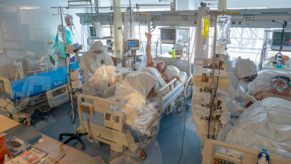 NA KYSLÍKU Maska alebo vysokoprietokový kyslík sú pre pacienta menej zaťažujúce ako uspanie a pľúcna ventilácia.