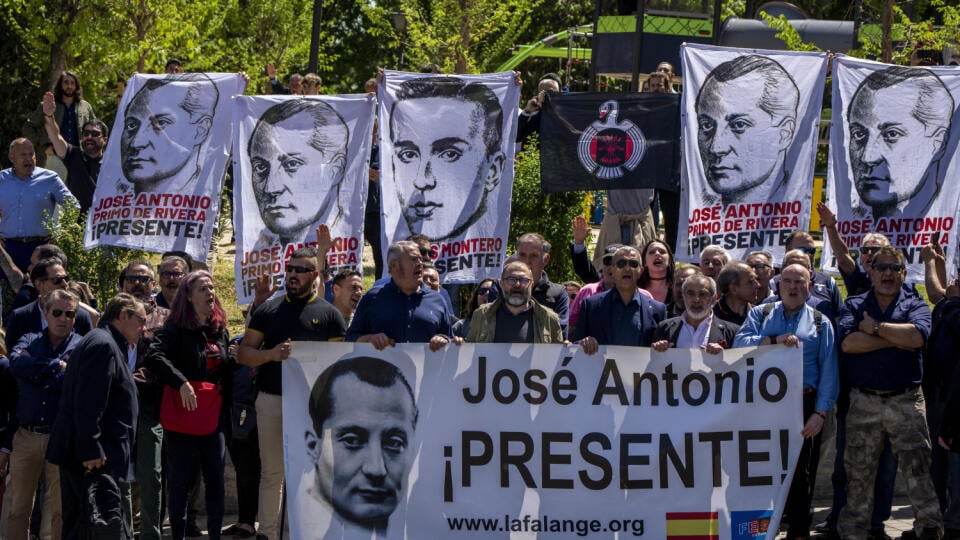 Ľudia čakajú pred cintorínom Cementerio de San Isidro v Madride v pondelok 24. apríla 2023. Španielske úrady  exhumovali pozostatky Josého Antonia Prima de Riveru, zakladateľa španielskej fašistickej strany Falanga. Jeho pozostatky ležali v obrovskom mauzóleu, ktoré vytvoril bývalý fašistický režim pri hlavnom meste Madrid. Jeho telo v rámci vládnych opatrení proti symbolom fašizmu previezli na madridský cintorín Cementerio de San Isidro.