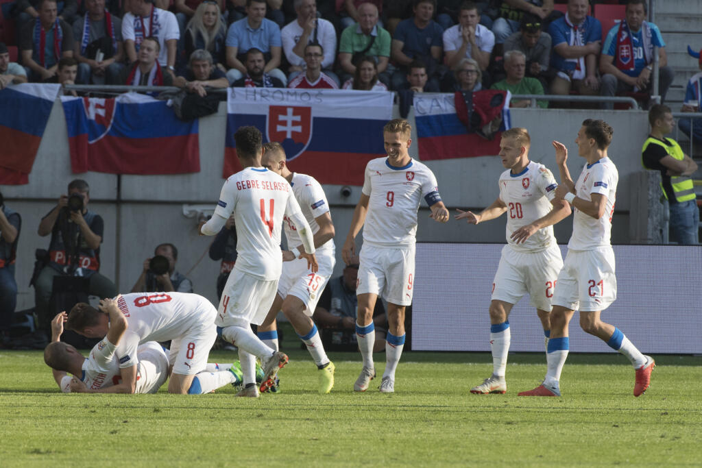 Takto to vyzeralo na trávniku a na tribúnach počas zápasu Slovensko - Česko.