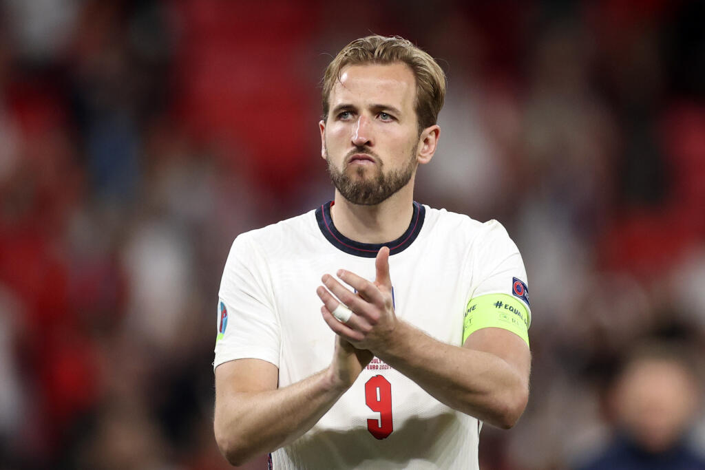 WA 6 Londýn - Kapitán anglickej futbalovej reprezentácie Harry Kane reaguje po prehre vo finálovom zápase Anglicko - Taliansko na EURO 2020 vo futbale v londýnskom Wembley 11. júla 2021. Duel sa v riadnom hracom čase i predĺžení skončil nerozhodne 1:1. Anglicko prehralo v jedenástkovom rozstrele 2:3. FOTO TASR/AP
England's Harry Kane applauds the fans after Italy won the Euro 2020 soccer championship final match between England and Italy at Wembley stadium in London, Sunday, July 11, 2021. Ital