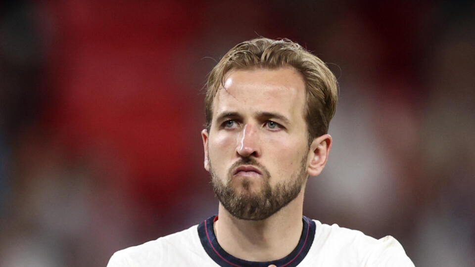 WA 6 Londýn - Kapitán anglickej futbalovej reprezentácie Harry Kane reaguje po prehre vo finálovom zápase Anglicko - Taliansko na EURO 2020 vo futbale v londýnskom Wembley 11. júla 2021. Duel sa v riadnom hracom čase i predĺžení skončil nerozhodne 1:1. Anglicko prehralo v jedenástkovom rozstrele 2:3. FOTO TASR/AP
England's Harry Kane applauds the fans after Italy won the Euro 2020 soccer championship final match between England and Italy at Wembley stadium in London, Sunday, July 11, 2021. Ital