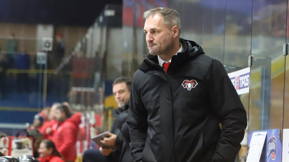 Na snímke hlavný tréner HC 05 Banská Bystrica Rudolf Jendek počas zápasu 17. kola Tipos extraligy HKM Zvolen - HC 05 Banská Bystrica vo Zvolene 16. novembra 2022. FOTO TASR - Ján Krošlák