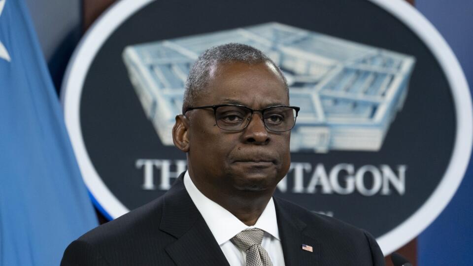 JB 53 Washington - Americký minister obrany USA Lloyd Austin hovorí s novinármi po virtuálnom stretnutí obrannej kontaktnej skupiny na pomoc Ukrajine v americkom Pentagone vo Washingtone 23. mája 2022. Približne 20 krajín ponúklo Ukrajine v pondelok na stretnutí spojencov nové balíky bezpečnostnej pomoci v boji proti okupačným ruským silám. Oznámil to americký minister obrany USA Lloyd Austin. FOTO TASR/AP
Secretary of Defense Lloyd Austin pauses while speaking with reporters after a virtual me