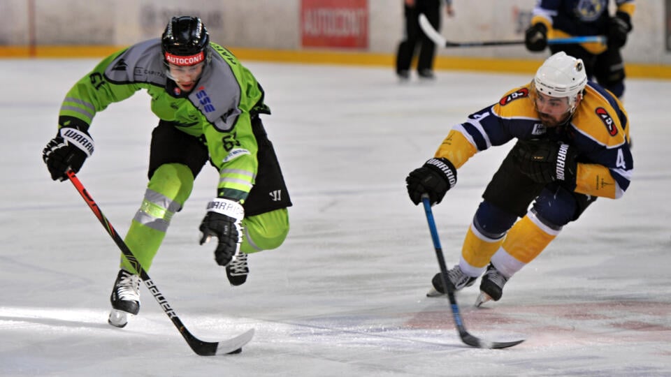 Na snímke vľavo Jaroslav Markovič (Žilina) a Drydn Dow (Spišská Nová Ves) počas druhého zápasu finále play off SHL Vlci Žilina - HK Spišská Nová Ves v Žiline 9. apríla 2021. FOTO TASR - Erika Ďurčová
