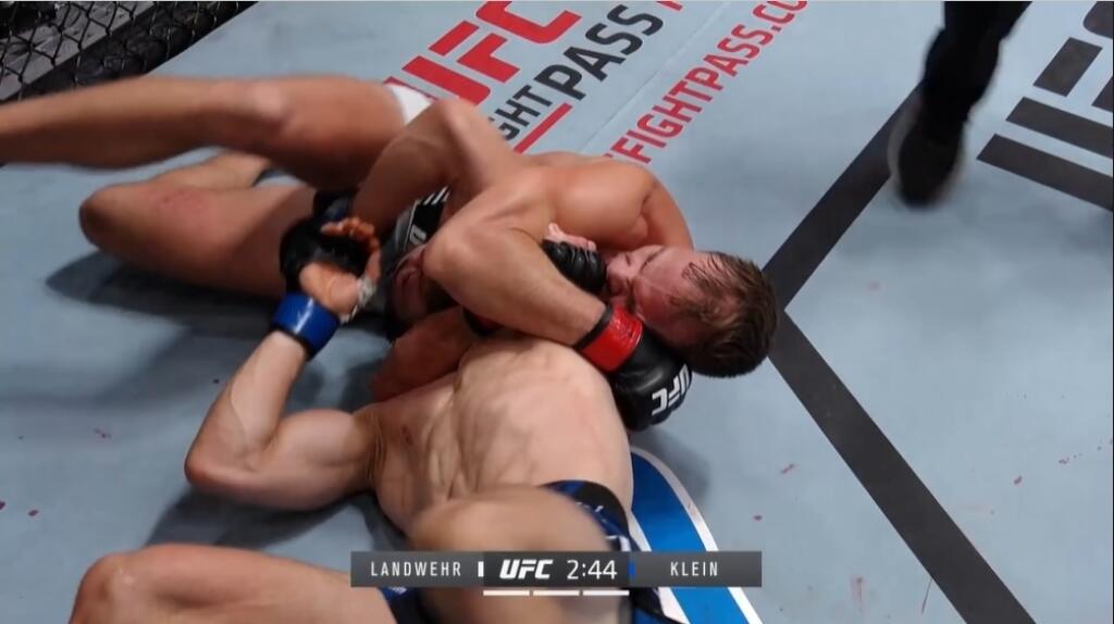 Slovenský zápasník MMA Ľudovít Klein prehral v noci na nedeľu duel perovej váhy v rámci UFC Fight Night 195 s Američanom Nateom Landwehrom v 3. kole na submisiu.