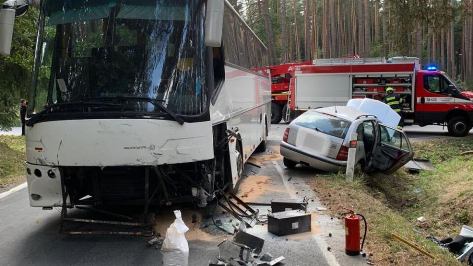 V Česku došlo k nehode autobusu vezúceho 26 detí s osobným autom.