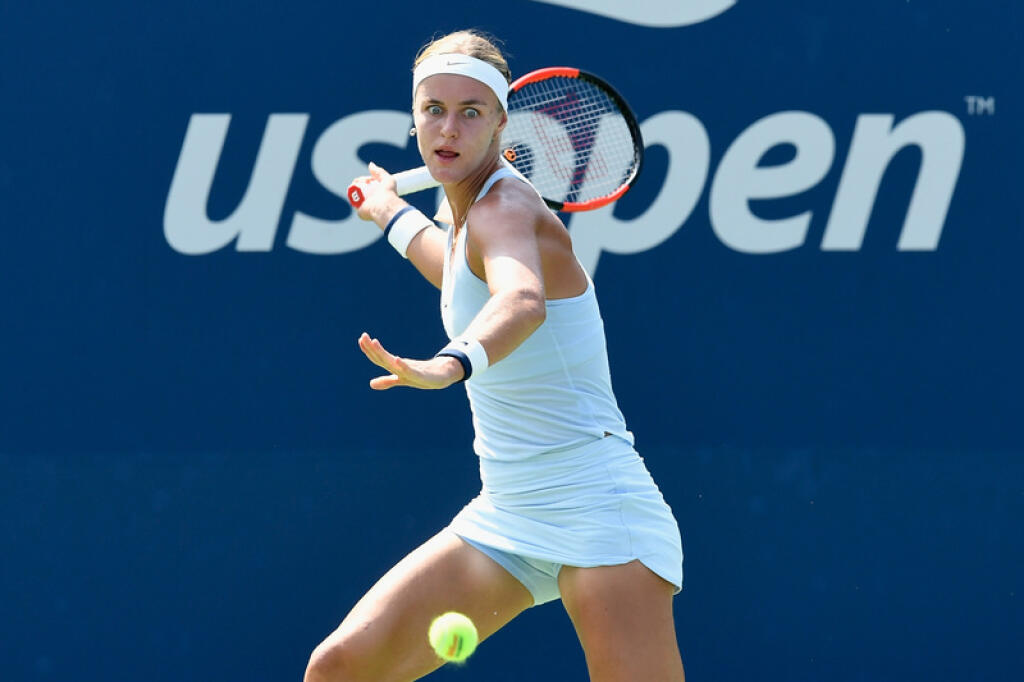 Slovenka Anna arolína Schmiedlová sa sústredí na odpálenie loptičky. Pozorné oko fotografa na US Open sa sústredilo na jej zarezaný rozkrok.