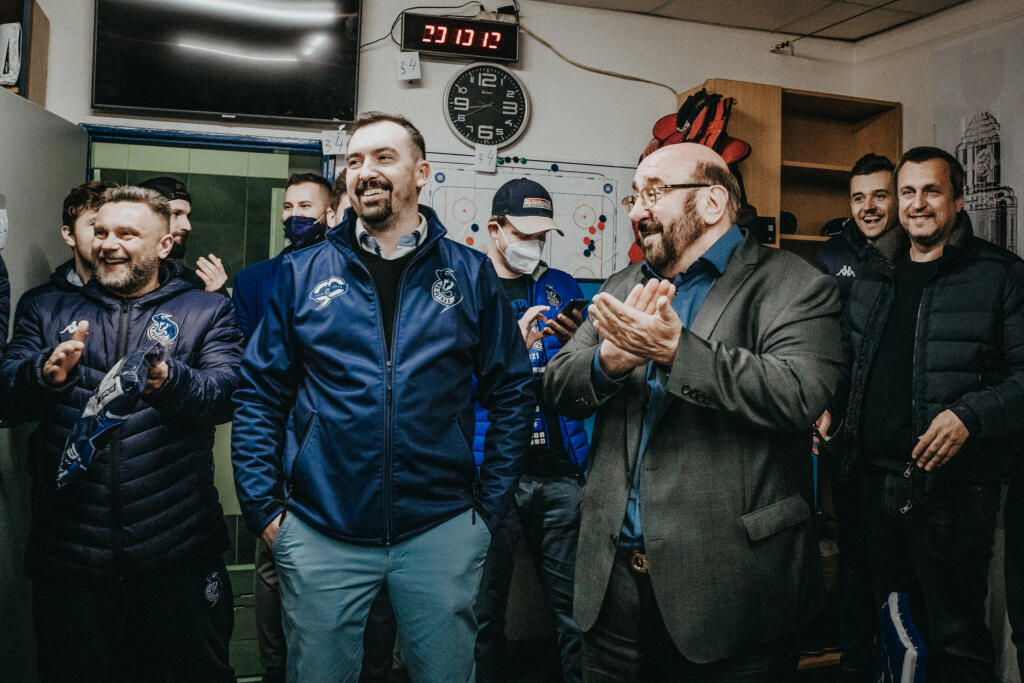 Bývalý predseda parlamentu sa ocitol v šatni kamzíkov a od najväčšej hviezdy dostal aj dres.