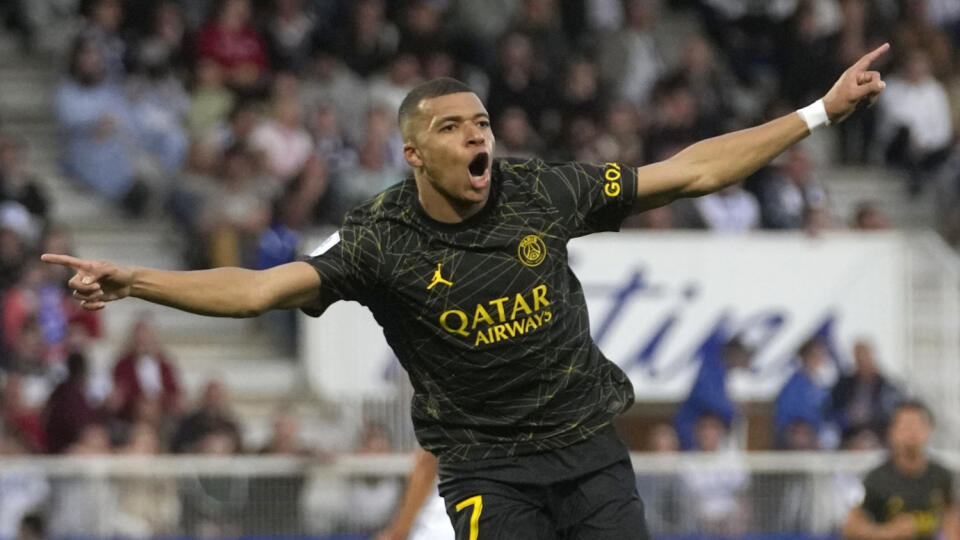EBE 8 Auxerre - Futbalisti Paríža Saiunt-Germain zvíťazili v nedeľňajšom zápase 36. kola Ligue 1 na pôde Auxerre 2:1 a na čele tabuľky majú dve kolá pred koncom náskok šesť bodov na druhý Lens. Na obhajobu titulu im stačí jediný bod. Na snímke útočník PSG Kylian Mbappé oslavuje gól v nedeľu 21. mája 2023. FOTO TASR/AP
PSG's Kylian Mbappe celebrates after scoring his side's second goal during the French League One soccer match between Auxerre and Paris Saint Germain, at the Abbe Deschamps stadiu