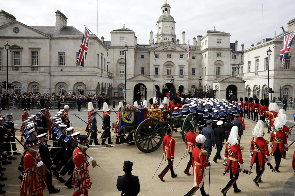 Na snímke rakva s pozostatkami zosnulej britskej kráľovnej Alžbety II., položená na štátnej lafete kráľovského námorníctva ťahanej námorníkmi, počas smútočného sprievodu k Wellingtonovmu oblúku v Londýne v pondelok 19. septembra 2022.