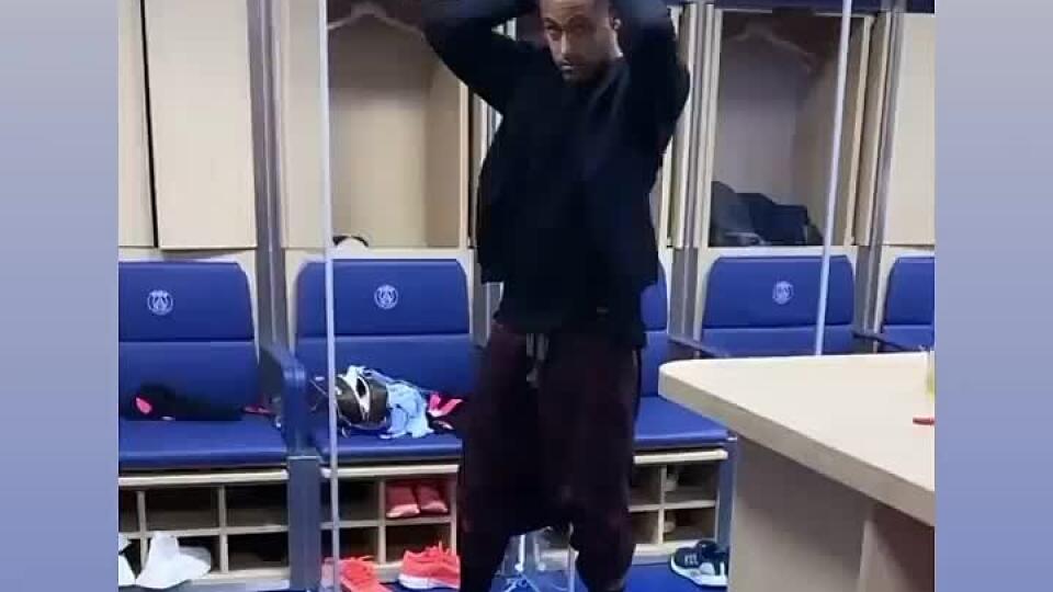 VIDEO Neymar to poriadne roztočil: Pozrite, čo vyvádzal v šatni!