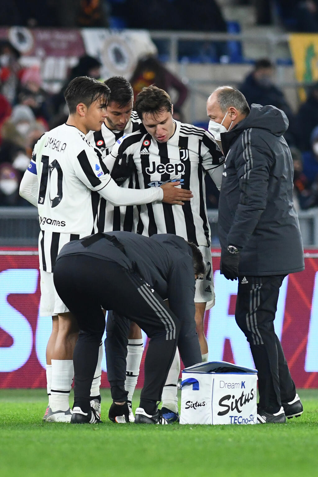Federico Chiesa sa zranil v zápase proti AS Rím.