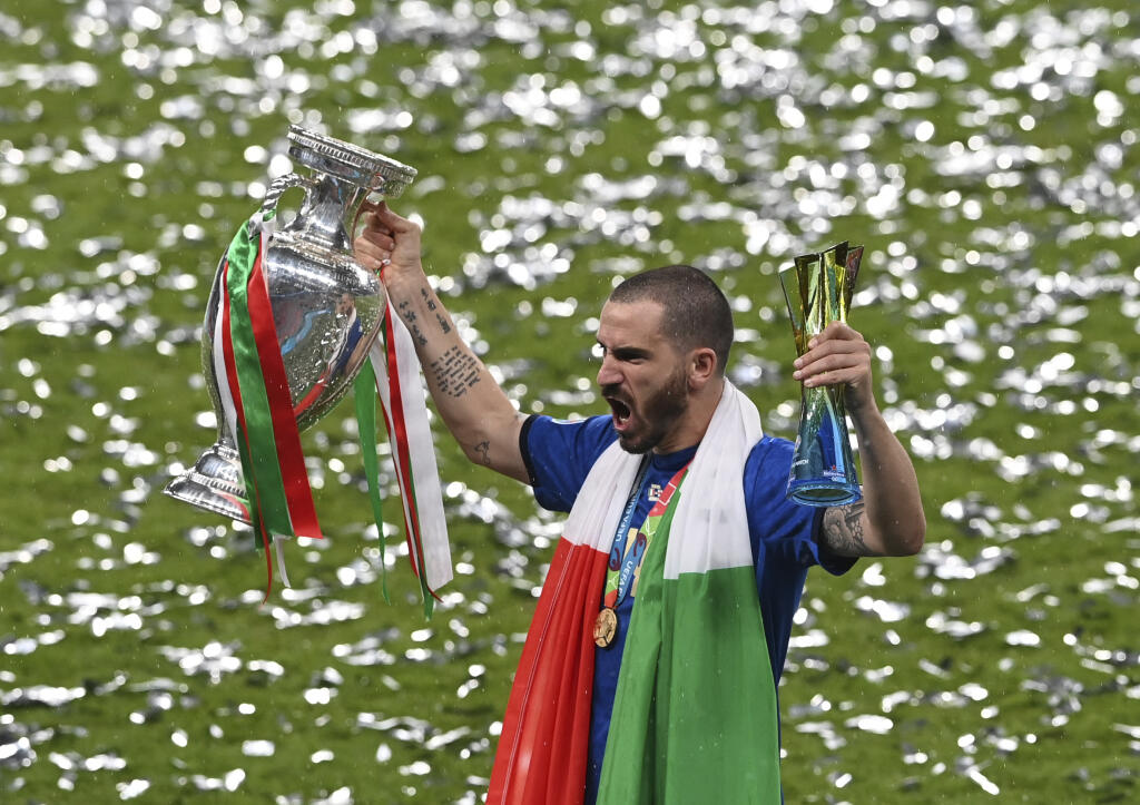 WA 60 Londýn - Kapitán talianskej futbalovej reprezentácie Giorgio Chiellini sa teší po zisku titulu majstrov Európy vo futbale po finálovom zápase Anglicko - Taliansko na EURO 2020 vo futbale v londýnskom Wembley 11. júla 2021. Talianski futbalisti sa druhýkrát v histórii stali majstrami Európy. V nedeľňajšom finále EURO 2020 triumfovali v londýnskom Wembley nad Angličanmi 3:2 v jedenástkovom rozstrele po tom, ako sa duel v riadnom hracom čase i predĺžení skončil nerozhodne 1:1. FOTO TASR/AP
I