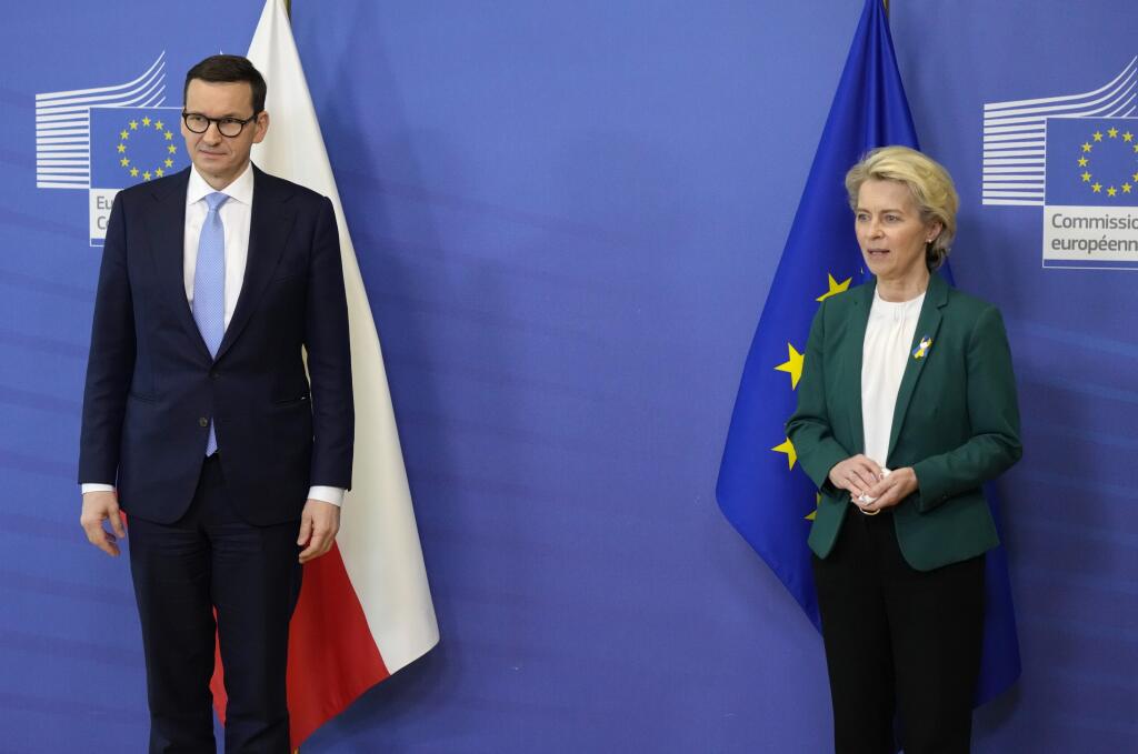 JB 11 Brusel - Predsedníčka Európskej komisie  Ursula von der Leyenová (vpravo) pózuje s poľským premiérom Mateuszom Morawieckim pred ich stretutím v sídle EÚ v Bruseli 1. marca 2022. FOTO TASR/AP

European Commission President Ursula von der Leyen, right, poses with Poland's Prime Minister Mateusz Morawiecki prior to a meeting at EU headquarters in Brussels, Tuesday, March 1, 2022. (AP Photo/Virginia Mayo, Pool)