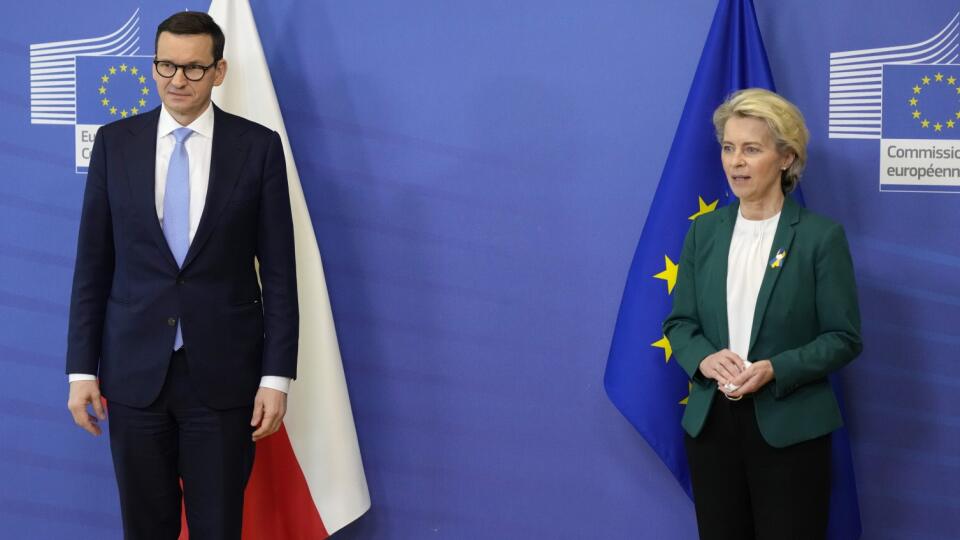 JB 11 Brusel - Predsedníčka Európskej komisie Ursula von der Leyenová (vpravo) pózuje s poľským premiérom Mateuszom Morawieckim pred ich stretutím v sídle EÚ v Bruseli 1. marca 2022. FOTO TASR/AP
European Commission President Ursula von der Leyen, right, poses with Poland's Prime Minister Mateusz Morawiecki prior to a meeting at EU headquarters in Brussels, Tuesday, March 1, 2022. (AP Photo/Virginia Mayo, Pool)