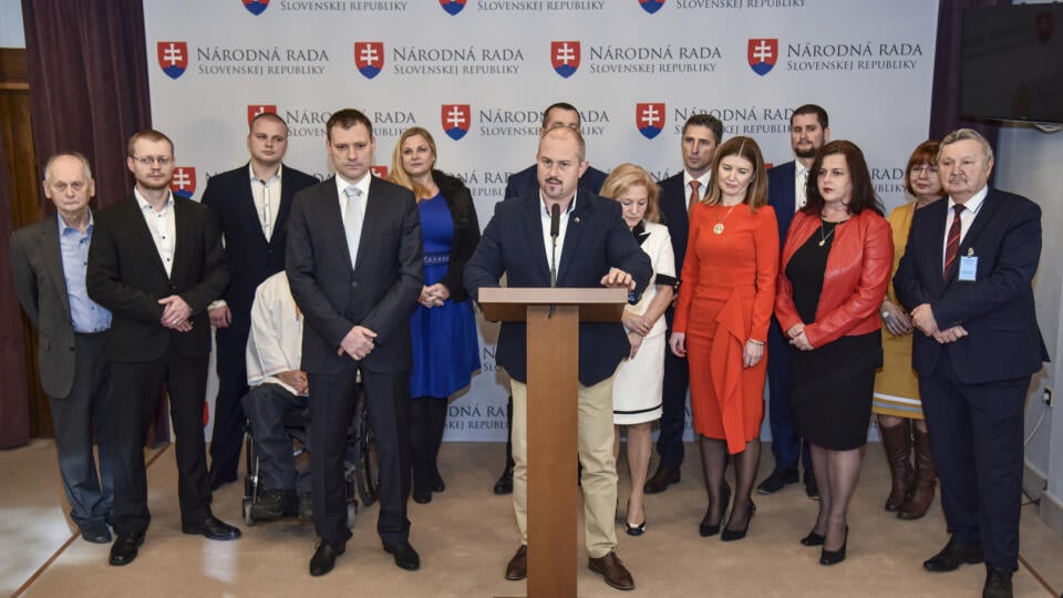 Na snímke uprostred predseda strany ĽSNS Marian Kotleba počas tlačovej konferencie strany, na ktorej predstavil kandidačnú listinu do budúcoročných parlamentných volieb, 29. novembra 2019 v Bratislave. FOTO TASR - Pavol Zachar