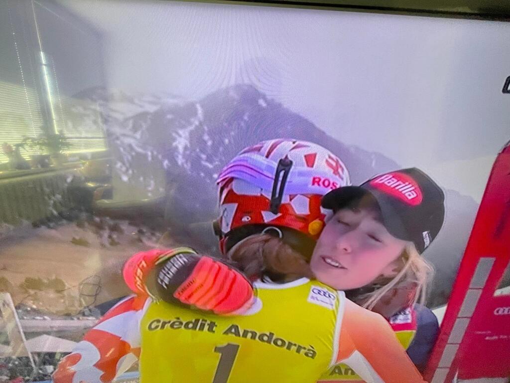 Shiffrinová síce nebola spokojná s 3. miestom, následne však Vlhovej pogratulovala k víťazstvu a vyobjímali sa.