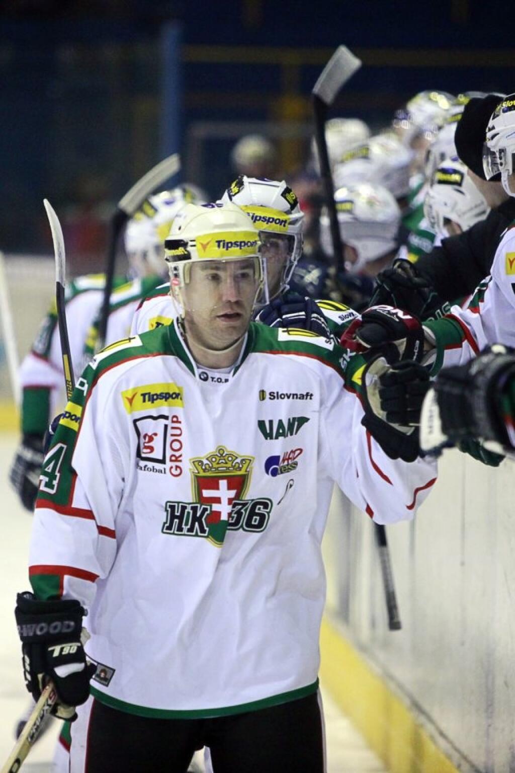 Žigmund Pálffy (uprostred) z HK 36 Skalica počas 45. kola slovenskej hokejovej Tipsport extraligy 2012/13 medzi HKm Zvolen – HK 36 Skalica.