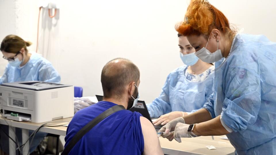 Na snímke očkovanie proti ochoreniu COVID-19 v obchodnom centre Eperia na Ulici Arm. Gen. Svobodu na sídlisku Sekčov v Prešove jednodávkovou vakcínou Janssen od spoločnosti Johnson&Johnson. Prešovský samosprávny kraj toto očkovanie v obchodnom centre realizoval bez termínu na počkanie pre všetkých záujemcov vo veku 16 rokov a viac. V Prešove 18. júla 2021. FOTO TASR - Roman Hanc