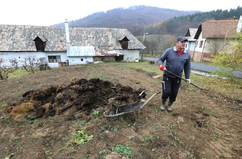 V obci Michalková pri Zvolene cez víkend nevolia, pretože nikto nekandiduje. Jeden domáci si myslí, že ľudia v obci žijú