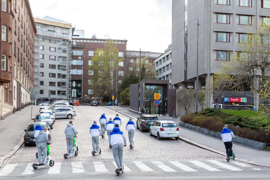 Na snímke sú slovenskí hokejoví reprezentanti pri príchode na hotel počas MS 2022 v Helsinkách. Skupinka v zložení Tomáš Tatar, Pavol Regenda, Kristán Pospíšil, Adam Jánošík, Daniel Gachulinec, Peter Čerešňák, Mário Lunter, Mislav Rosandič a Alex Tamáši naštartovala pred hotelom elektrické kolobežky, na ktorých sa vybrala brázdiť ulice fínskej metropoly.