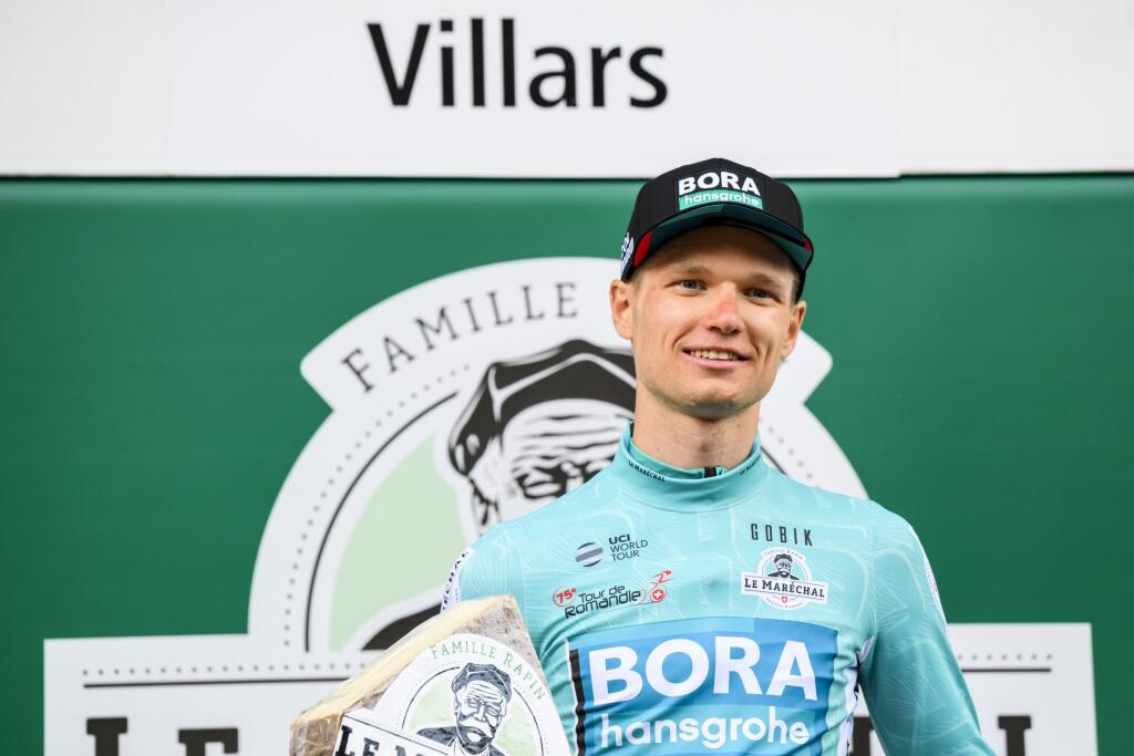 JB 63 Villars - Etapové preteky Okolo Romandie vyhral ruský cyklista Aleksandr Vlasov (na snímke). Jazdec tímu Bora–Hansgrohe si zaistil triumf v nedeľnej záverečnej 5. etape, keď zvládol horskú časovku za 33:40 minúty na trati z Aigle do Villars, dlhej 15,8 km vo švajčiarskom meste Villars 1. mája 2022. FOTO TASR/AP
The winner of the Tour the Romandie cycling race, Russia's Aleksandr Vlasov, smiles after winning the fifth and last stage, a 15,8 km race against the clock between Aigle and Vi