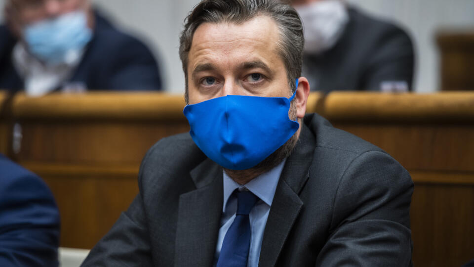 Na snímke poslanec Národnej rady SR (NRSR) Ľubos Blaha (SMER-SD) pred mimoriadnou schôdzou parlamentu k poľnohospodárskemu a lesnému pôdnemu fondu na Slovensku v Bratislave 14. októbra 2021. FOTO TASR - Jaroslav Novák