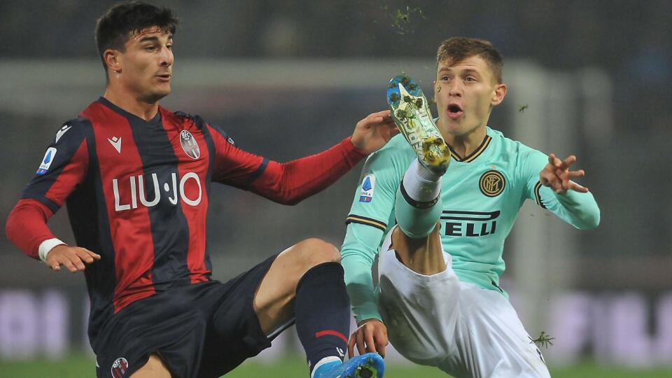 Taliansky futbalový reprezentant Nicolo Barella podstúpi operáciu pravého kolena.