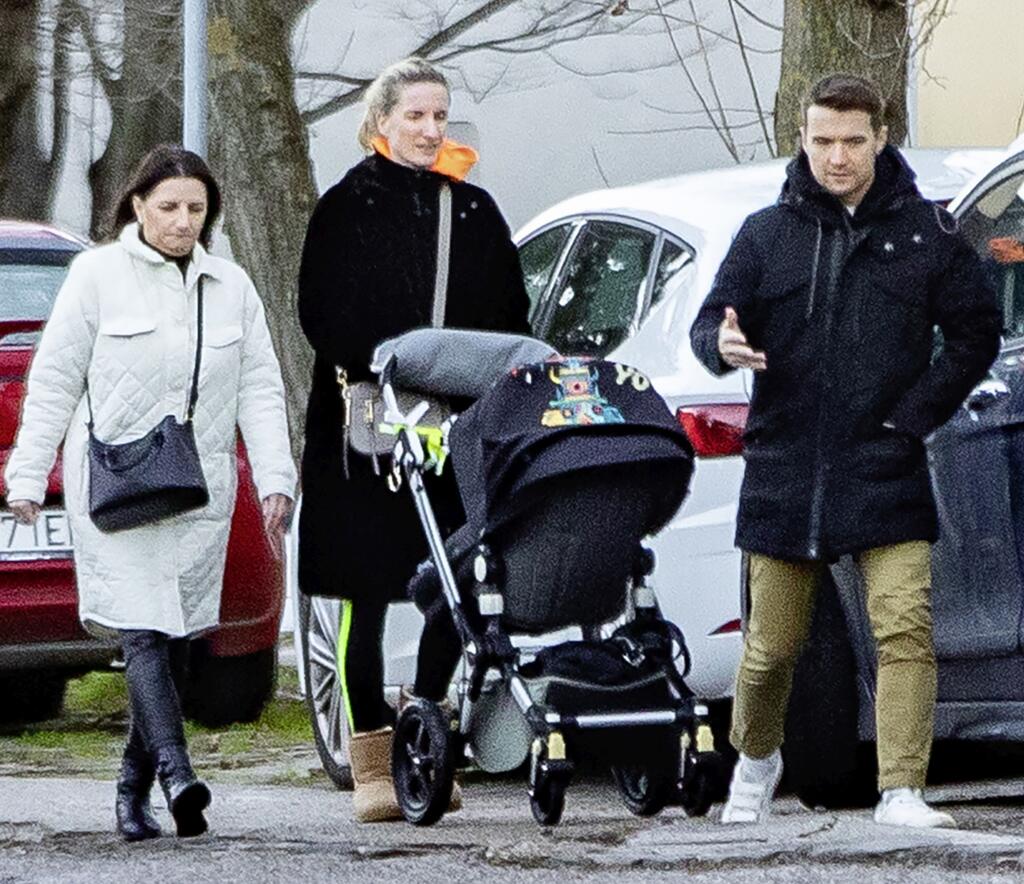 NA PRECHÁDZKE
Adela a Viktor sa v kočíkovaní striedajú. Vľavo moderátorkina najlepšia kamarátka
Andrea Pivarčiová, ktorá donedávna pracovala ako hovorkyňa RTVS.