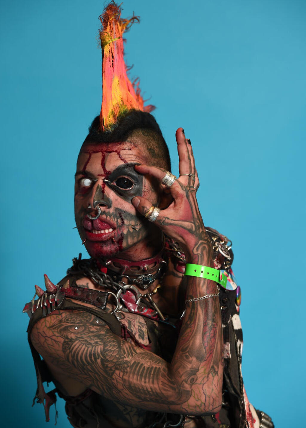 Medzi návštevníkmi nechýbal ani jeden z najznámejších performerov tohto smeru Zombie Punk, ktorý sa tentokrát predviedol s ohnivou hrivou, krvou na tvári a desivými očami.