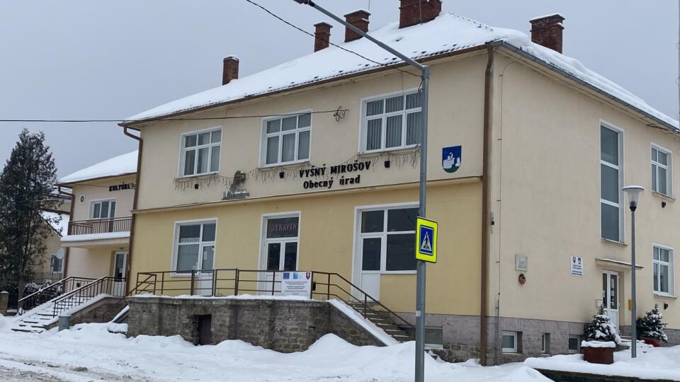 Kultúrny dom vedľa obecného úradu vo Vyšnom Mirošove tiež zablokoval exekútor pre starostove dlžoby.