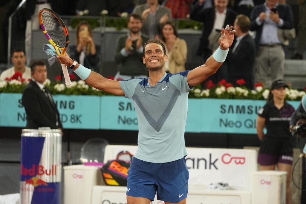 Španielsky tenista Rafael Nadal sa teší z víťazstva v 2. kole dvojhry nad Srbom Miomirom Kecmanovičom na tenisovom turnaji ATP 4. mája 2022 v Madride.