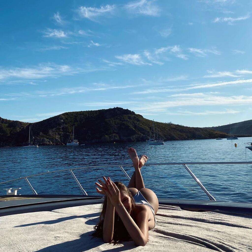Karolina Sevastanyovová je rada stredobodom pozornosti. Na sociálnych sieťach sa rada predvádza sporo odetá.
