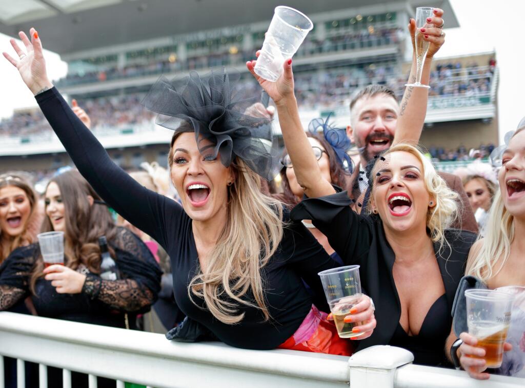 Odpálili to vo veľkom štýle! Najznámejší skokanský dostih planéty na hipodróme Aintree v anglickom Liverpoole nie je príležitosťou pre kone a džokejov stať sa nesmrteľnými, ale aj pre fanúšičky vyhodiť si z kopýtka a stať sa neslávne slávnymi. Dámy vo veľkých klobúkoch a až s vulgárnymi výstrihmi to často preženú a končia na mól ožraté po celom areáli pretekov.