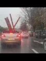 Najpraktickejšie auto je... Kabriolet?! Rumun ukázal, že bez strechy nemá limit ani za dažďa