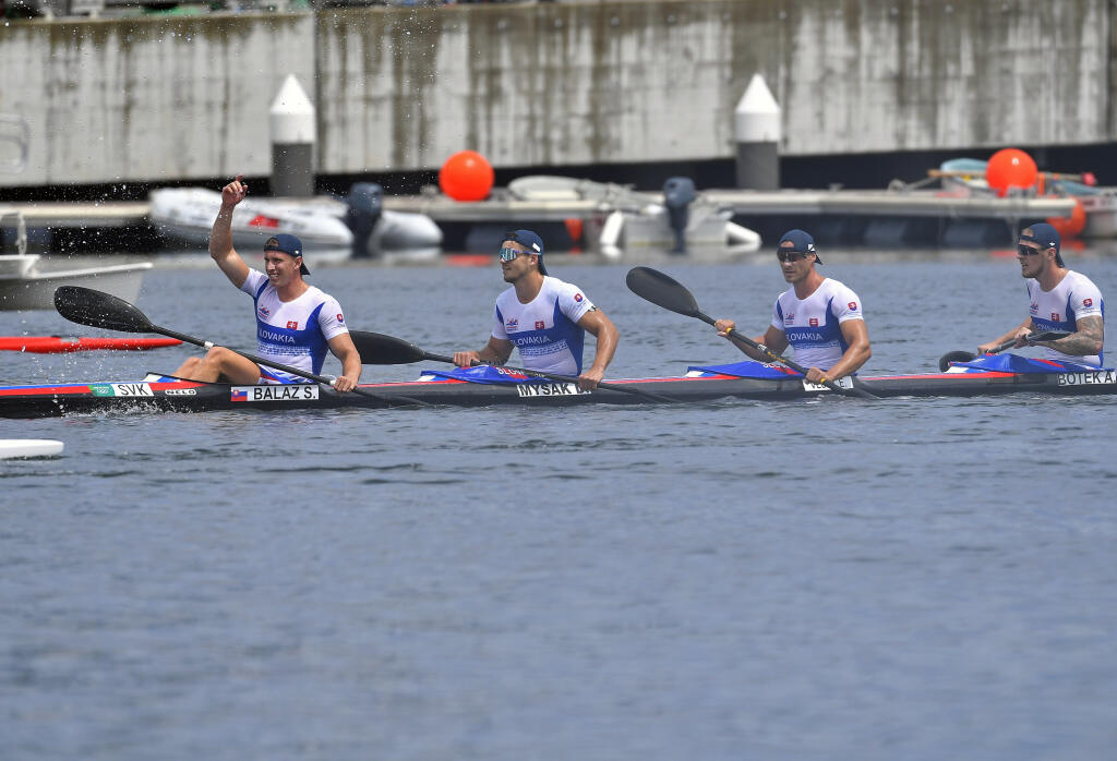 K4 v zložení Samuel Baláž, Denis Myšák, Erik Vlček a Adam Botek sa teší v cieli zo zisku bronzovej medaily na 500 metrov na olympiáde v Tokiu.