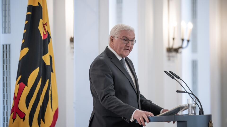 WA 14 Berlín - Nemecký prezident Frank-Walter Steinmeier vystupuje s prejavom v Berlíne v piatok 28. októbra 2022. Ruská invázia na Ukrajinu uvrhla Európu do éry neistoty, uviedol v piatok v prejave nemecký prezident. Zároveň varoval, že prichádzajú ťažké časy. Steinmeier v utorok navštívil Kyjev. Išlo o jeho prvú cestu na Ukrajinu od invázie. Pôvodne plánoval navštíviť Ukrajinu už v apríli, ale Kyjev ho odmietol prijať, pretože ho znepokojovalo prezidentovo dovtedajšie zbližovanie sa s Ruskom