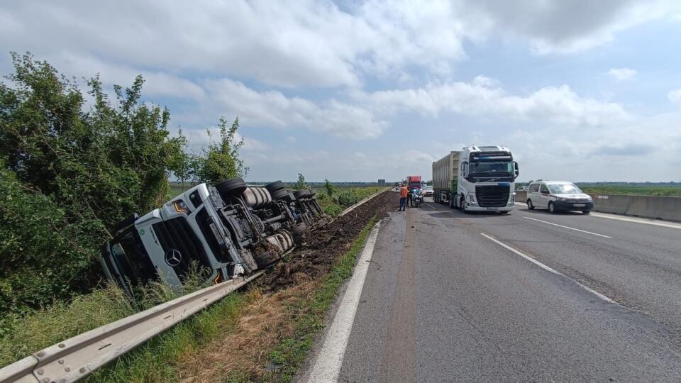 Bratislavskí dopravní policajti boli aktuálne vyslaní na diaľnicu D1, kde v úseku 29 km v smere do Bratislavy, došlo z doposiaľ presne nezistených príčin k zídeniu kamióna prevážajúceho drevo mimo vozovky.  Tam sa následne kamión v priekope prevrátil na bočnú stranu.