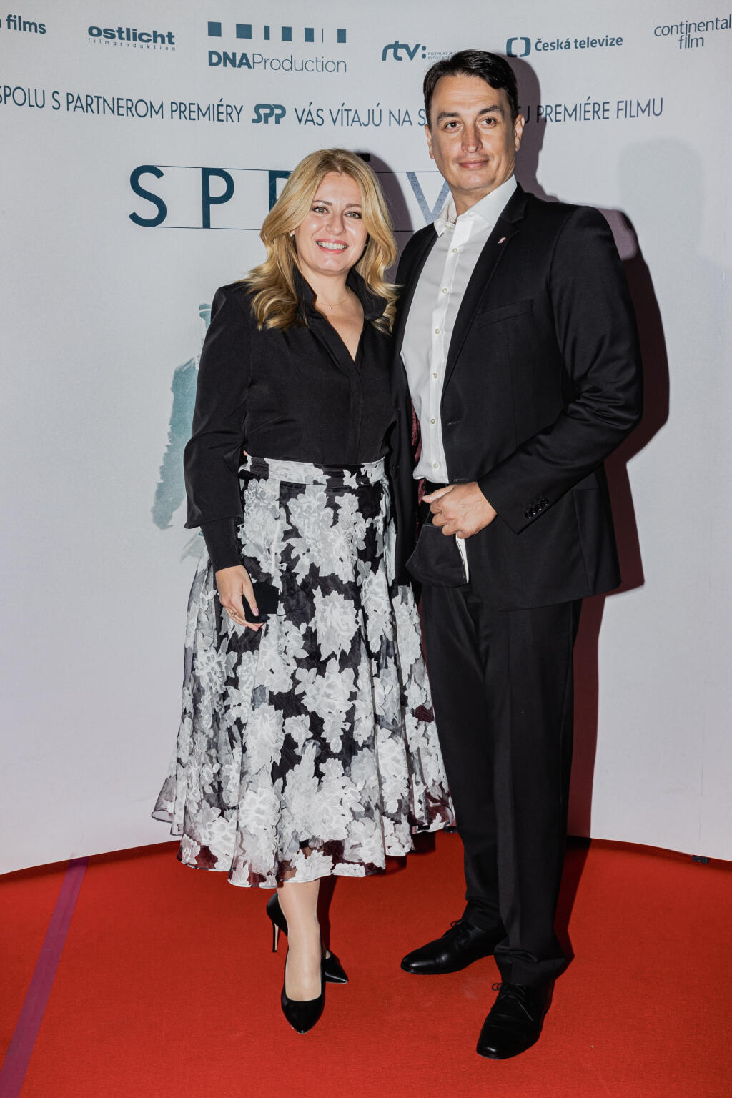 Na snímke prezidentka Zuzana Čaputová s partnerom Jurajom Rizmanom prichádzajú na premiéru filmu Petra Bebjaka, Správa.