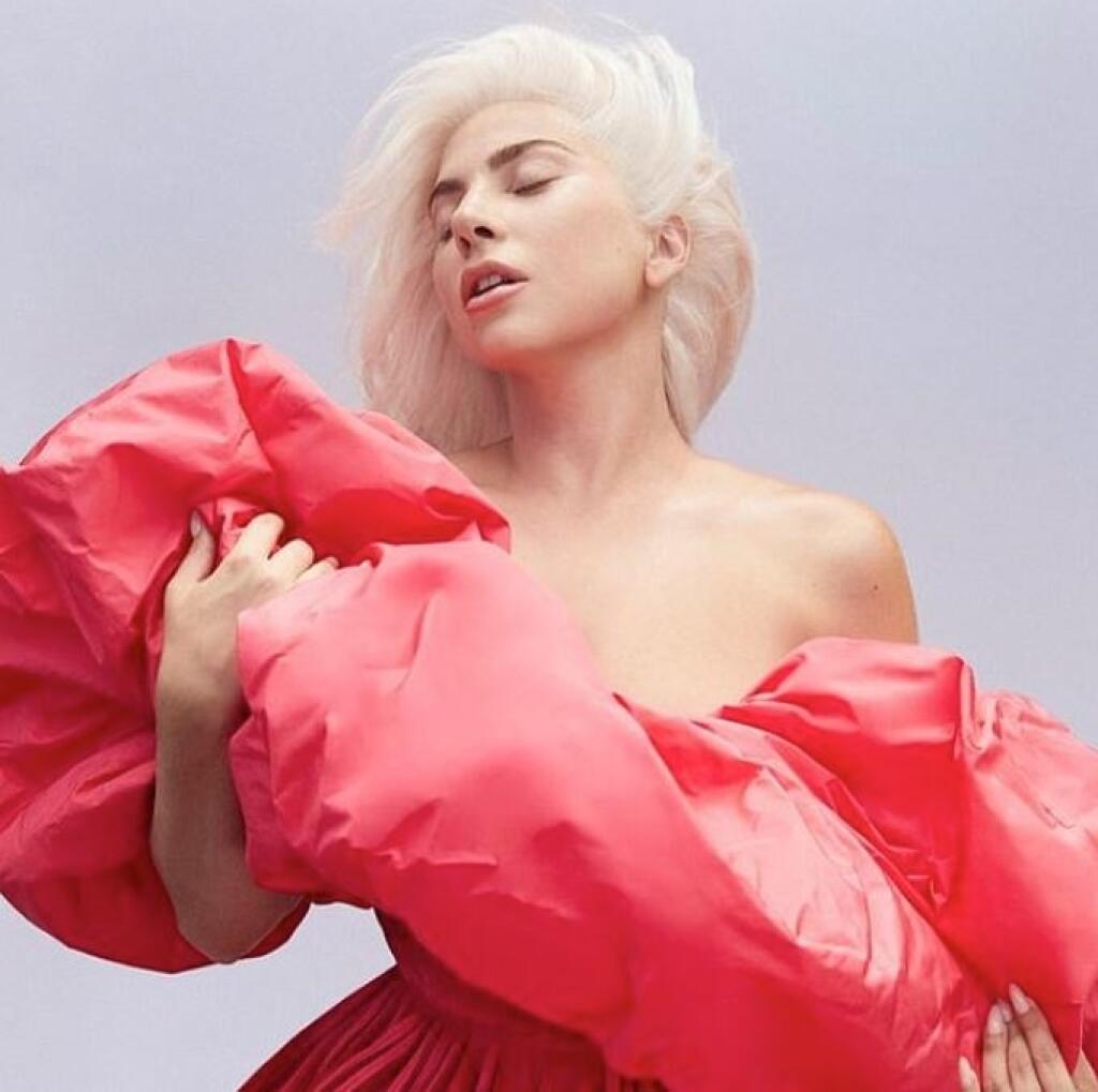 Lady Gaga fotila reklamu pre novú vôňu Voce Viva. Tentokrát bez výrazného líčenia a tmavých očných liniek.