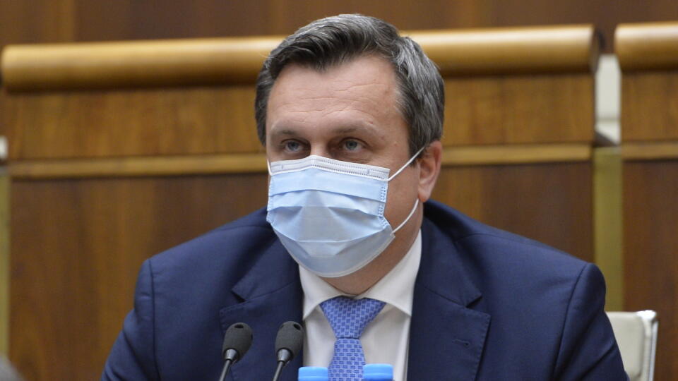 Na snímke odchádzajúci predseda parlamentu Andrej Danko (SNS) s ochranným rúškom na tvári počas ustanovujúcej schôdze Národnej rady Slovenskej republiky (NR SR) VIII. volebného obdobia 20. marca 2020 v Bratislave.