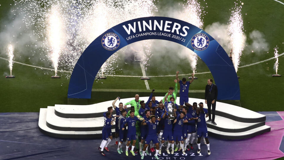 KK88 Porto - Na snímke futbalisti Chelsea Londýn sa tešia s trofejou po víťazstve vo finálovom zápase Ligy majstrov Manchester City - Chelsea Londýn na Estadio do Dragao 29. mája 2021 v Porte. Futbalisti Chelsea Londýn získali svoju druhú trofej v Lige majstrov. V sobotnom finále ročníka 2020/2021 v Porte zdolali Manchester City 1:0 po góle Kaia Havertza zo 43. minúty. FOTO TASR/AP
Chelsea players celebrate with the trophy after winning the Champions League final soccer match against Manchester