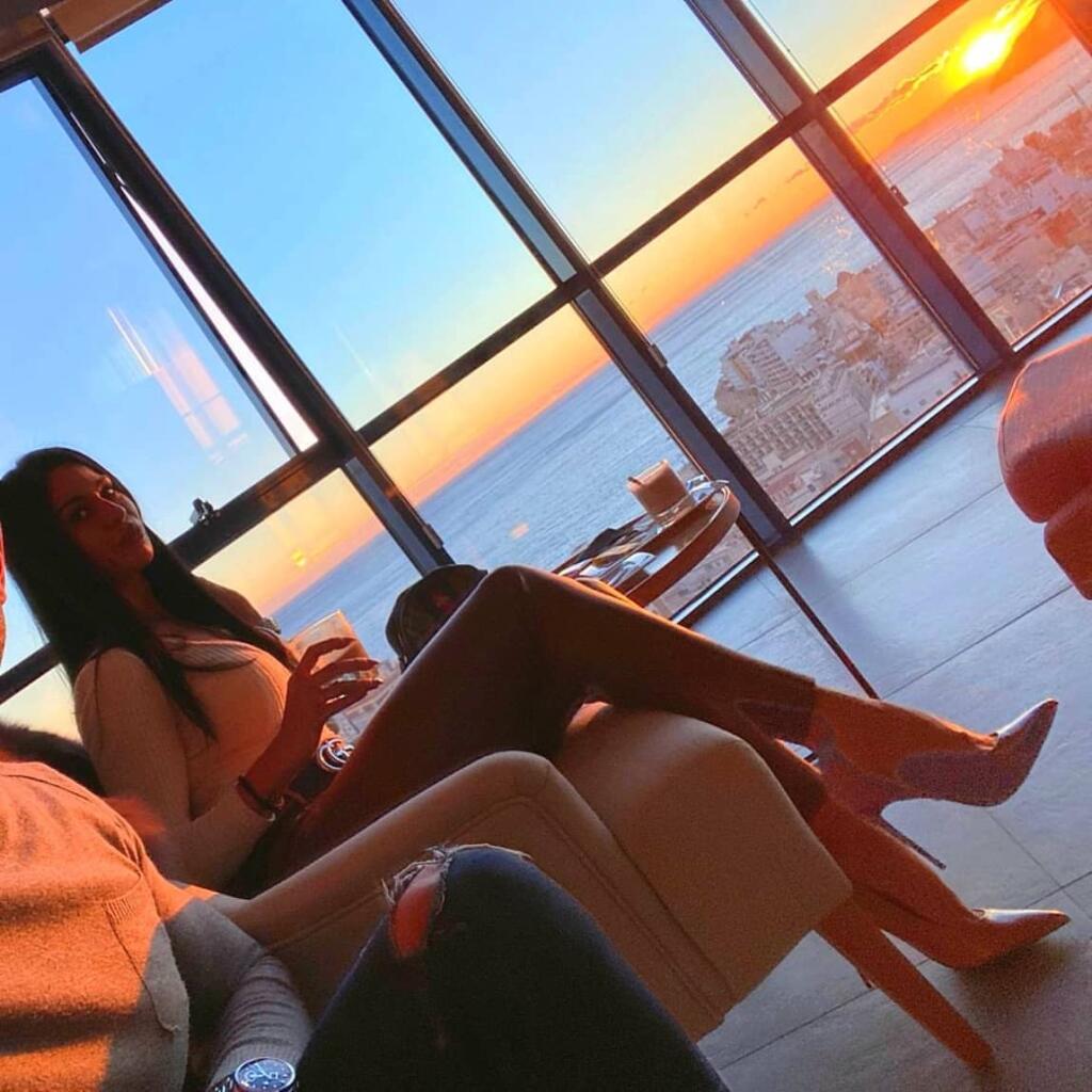 Sexi Nadia Alexandrovová pochádza z Bulharska a v Španielsku sa okrem futbalistu venuje predaju luxusných áut.