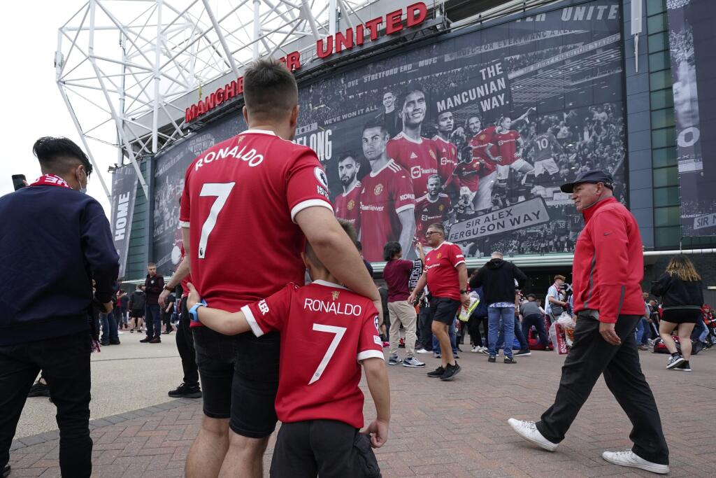 KK50 Manchester - Fanúšikovia oblečení v dresoch futbalistu Manchestru United Cristiana Ronalda stoja pred štadiónom pred zápasom 4. kola anglickej Premier League Manchester United - Newcastle United 11. septembra 2021 v Manchestri. FOTO TASR/AP
Fans wearing Manchester United's Cristiano Ronaldo shirts stand outside the stadium before the English Premier League soccer match between Manchester United and Newcastle United at Old Trafford stadium in Manchester, England, Saturday, Sept. 11, 2021. (A