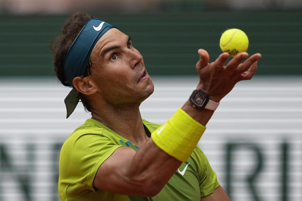 JB 59 Paríž - Španielsky tenista Rafael Nadal podáva proti Nórovi Casperovi Ruudovi vo finále mužskej dvojhry na grandslamovom turnaji Roland Garros v Paríži 5. júna 2022. FOTO TASR/AP
Spain's Rafael Nadal serves against Norway's Casper Ruud during the final match at the French Open tennis tournament in Roland Garros stadium in Paris, France, Sunday, June 5, 2022. (AP Photo/Michel Euler)