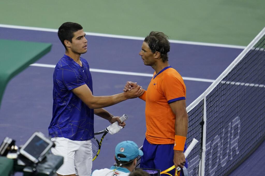 Na snímke vpravo španielsky tenista Rafael Nadal oslavuje postup do finále dvojhry na turnaji ATP Masters 1000 v Indian Wells, keď v semifinálovom stretnutí vyradil o 17 rokov mladšieho krajana Carlosa Alcaraza (vľavo).