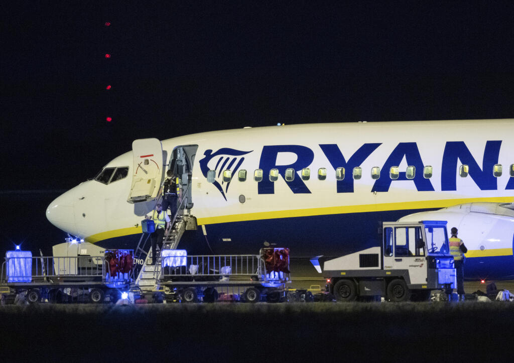 KK8 Schönefeld - Príslušníci Spolkovej polície prehľadávajú lietadlo írskych nízkonákladových aerolínií Ryanair na medzinárodnom letisku Berlín-Brandenburg (BER) 31. mája 2021.  Lietadlo írskych nízkonákladových aerolínií Ryanair smerujúce z Dublinu do poľského Krakova v nedeľu večer krátko po 20.00 h neplánovane pristálo na medzinárodnom letisku Berlín-Brandenburg (BER) a následne ho prehľadali príslušníci Spolkovej polície. Oficiálna príčina neplánovaného pristátia stále nie je známa. Denníky 