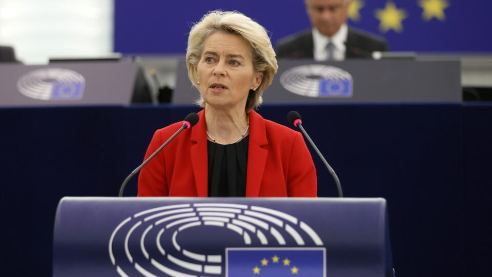 JB 22 Štrasburg - Predsedníčka Európskej komisie Ursula von der Leyenová počas prejavu na plenárnom zasadnutí Európskeho parlamentu v Štrasburgu 19. októbra 2021. Európska komisia (EK) odpovie na rozhodnutie poľského Ústavného súdu, ktorý neuznal nadradenosť legislatívy EÚ nad národným právom. Uviedla to v utorok v Štrasburgu predsedníčka EK Ursula von der Leyenová pred poslancami Európskeho parlamentu (EP) a poľským premiérom Mateuszom Morawieckim. Šéfka exekutívy EÚ zdôraznila, že nedovo