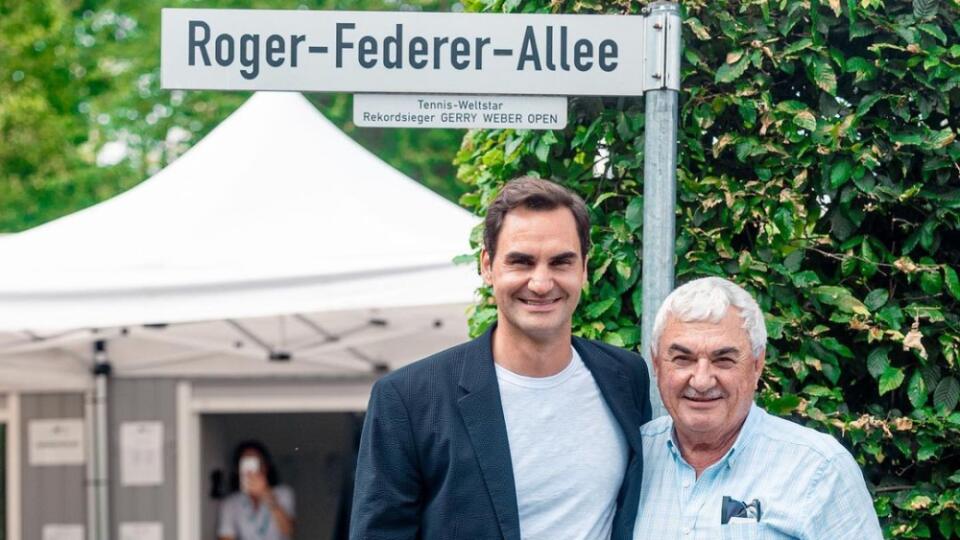 Roger Federer v Halle so svojim otcom.
